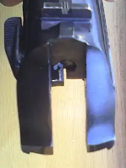 ПМ: затвор, вид сзади. Предохранитель включен, его выступ предотвращает удар курка по ударнику