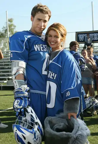 Итан и Энни во время матча по лакроссу.