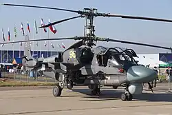 Серийный Ка-52 (бортовой № 96) на авиационном празднике в честь празднования 100-летия ВВС России. Установлены СОЭП бортового комплекса обороны. Места под установку УФ-пеленгаторов пуска ракет и устройств выброса пассивных помех БКО закрыты крышками (ЭВУ не установлены), 12 августа 2012 года.