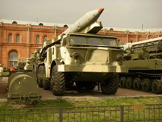 Пусковая установка 9П113 с ракетой 9М21 ракетного комплекса «Луна-М» в Артиллерийском музее, базовое шасси ЗИЛ-135ЛМ