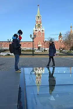 Посетители рассматривают обнаруженные фундаменты через «археологические окна»