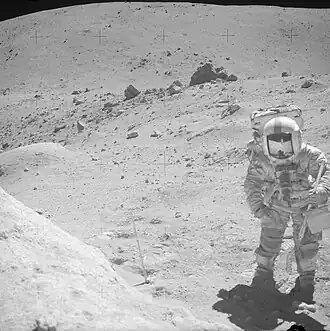 Джон Янг на Station 11. Позади него и чуть левее — скала House Rock. На заднем плане — гора Смоки