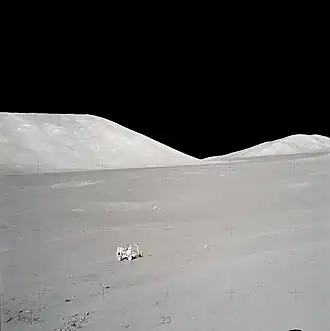 Шмитт и «Ровер» на Station 8 у подножия Скальпчат Хилз