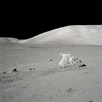 Валуны на Station 7. На заднем плане — Южный массив