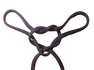 Французский топовый узел, french masthead.У. на середине троса . Петли этого узла на топах мачт парусных кораблей служили для крепления бакштагов, которые ввязывали в них шкотовым У. Один У. одновременно крепил три снасти стоячего такелажа.