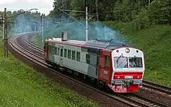 АЧ2-118 в серо-красной корпоративной окраске РЖД (вариант с красными боковинами кабин)