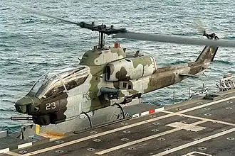 AH-1W Super Cobra Корпуса морской пехоты США взлетает с палубы УДК