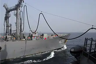 эсминец США USS "Decatur" получает топливо с танкера AOE 423 "Tokiwa" военно-морских сил Японии (15 марта 2006)