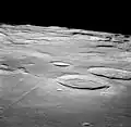 Снимок кратеров Риттер и Сабин (на переднем плане) с борта Аполлона-11. В нижней левой части снимка видны борозды Ипатии, в центре – кратер Шмидт.