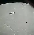 Кратеры Скиапарелли (левее и выше центра) и Селевк (справа вверху). В нижней части снимка гряды Барнета. Снимок с борта Аполлона-15.