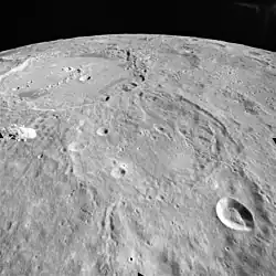 Кратер Филлипс (в центре) и Гумбольдт (внизу справа). Снимок с борта Аполлона-15.