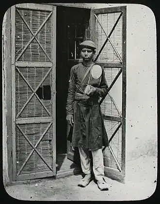 Пеший почтальон Цейлона (или Индии; около 1900)[^]