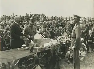 На фотографии справа, снимок сделан в 1928 году