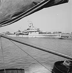 Hr. Ms. Van Speijk (F 805); Ден-Хелдер, 2 августа 1951 года.Вместо носовой и кормовой установок 2 × 3,7 cm SK C/30 установлены одноствольные зенитные установки (вероятно Bofors 40 mm L/60).
