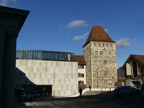 Вид главной башни и фасада здания музея