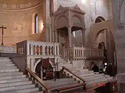 Апсида и трибуна