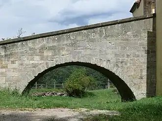 Каменный мост, ведущий в замковый комплекс