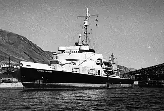 Ледокол «Адмирал Макаров», окрашенный в цвета Дальневосточного морского пароходства