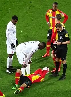 Тамез (пятый номер, крайний слева) в составе «Валансьена» в матче с «Лансом» в 2016 году