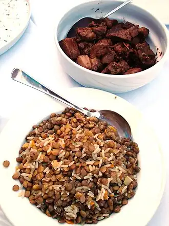 Афелия с мукентрой - гарниром из чечевицы, риса и лука