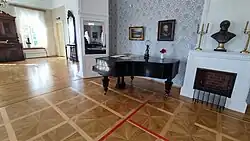 Рояль в гостиной