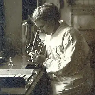 Агнес Шёберг за микроскопом.Фотография 1920-х годов