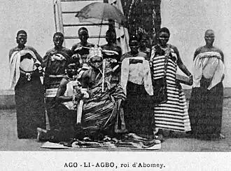 Аголи Агбо (сидит, в центре) в окружении женщин