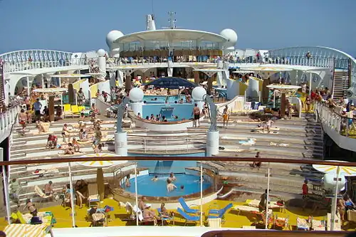 Бассейн и зона отдыха