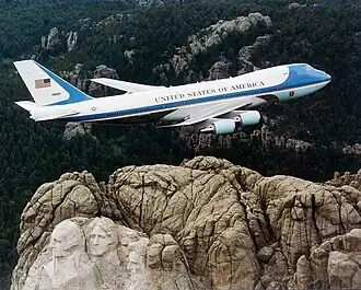Air Force One над горой Рашмор.