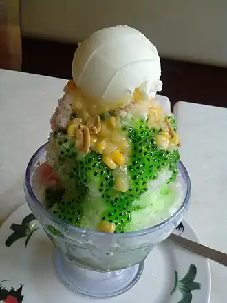 Ais kacang с семенами базилика, арахисом, кукурузой и шариком мороженого