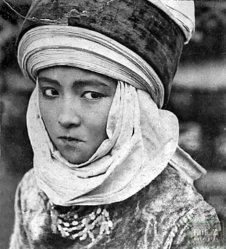 Айша Карасаева (Тюменбаева) на съёмках фильма «Крытый фургон», 1927 год