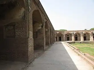 180 маленьких комнат, выстроенных вдоль стен караван-сарая