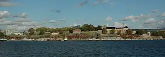 Вид с моря крепости Акерсхус включая замок. Два здания на территории крепости левее замка к нему не относятся. Ближайшее из них отдано под музей Сопротивления в годы Второй Мировой войны