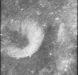 Сателлитный кратер Аль-Хорезми K. Снимок с борта Аполлона-16.