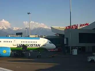 Загрузка багажа в аэропорту на Boeing 757 авиакомпании Uzbekistan Airways