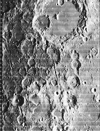Снимок зонда Лунар Орбитер - IV. Кратер Клейн частично перекрывает юго-западный квадрант кратера Аль-Баттани (верхняя часть снимка)