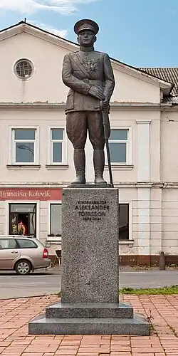 Памятник Александеру Тыниссону на центральной площади города