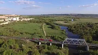 Рельсовый автобус РА2 прибывает на станцию Алексин. Мост через р. Ока.