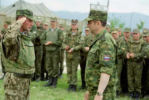 Командующий ВДВ Колмаков принимает доклад перед строем, 2004 год