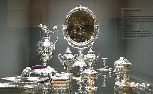 Туалетный набор, изготовленный в Фульде в качестве приданого Александре Николаевне (младшей дочери Николая I), вышедшей замуж за принца Фридриха-Вильгельма Гессен-Кассельского. 1842. Серебро