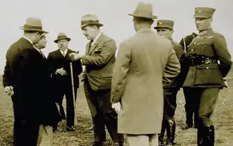 Александрос Заннас в центре (смотрит налево)