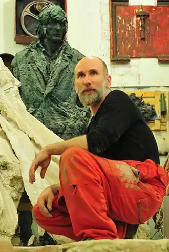 Алексей Благовестнов в своей мастерской