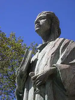 Статуя аль-Мансура, установленная в Альхесирасе в честь 1000-летия со дня смерти