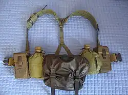 Нештатный комплект снаряжения (вторая фляга вместо чехла лопаты, обрезаны гранатные карманы подсумков)