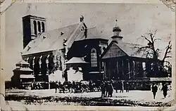 Старый деревянный и новый каменный храм на фото 1930 года