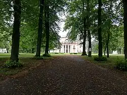 Аллея перед дворцом Умястовских