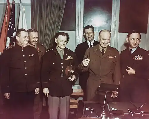 После подписания капитуляции.В первом ряду: Суслопаров, Смит, Эйзенхауэр, Теддер