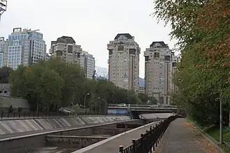 Жилые комплексы построенные у реки выше ул. Сатпаева, перекрывшие собой воздушные потоки идущие с гор и вид на горы.