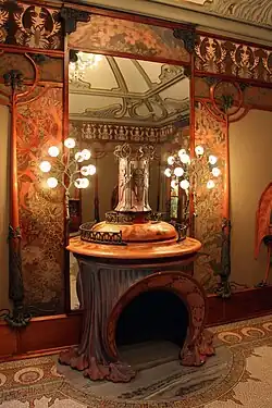 Камин у левой стены