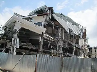 Гостиница, разрушенная в результате землетрясения